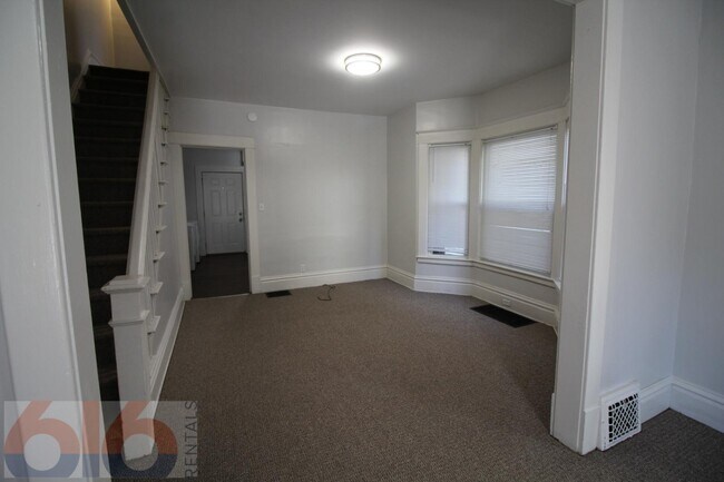 Building Photo - 243 Valley Ave NW