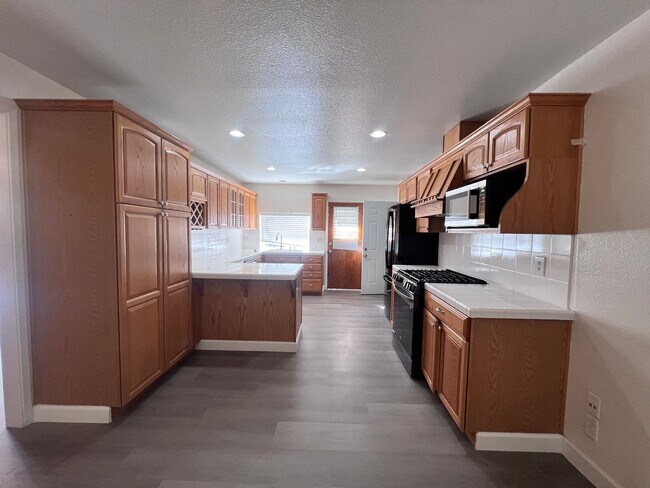 Building Photo - EBS T 37565