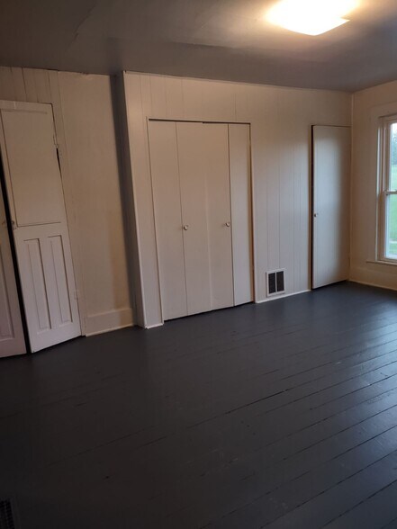 Master bedroom - 211 S Western Ave