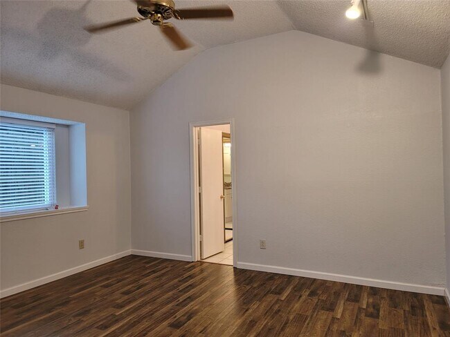 Building Photo - 613 Hanover Dr