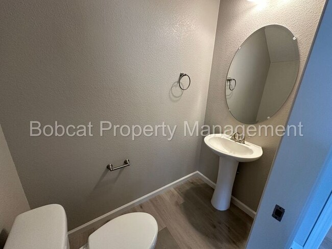 Building Photo - 860 Furlong Dr