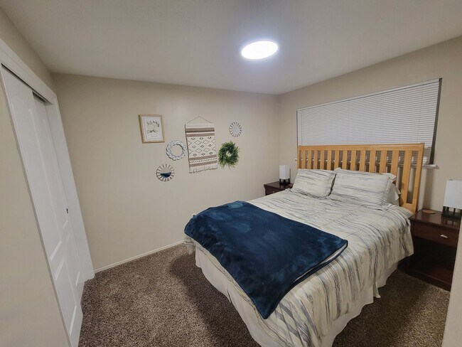 Building Photo - Newly Renovated Townhouse - Pet Friendly!!