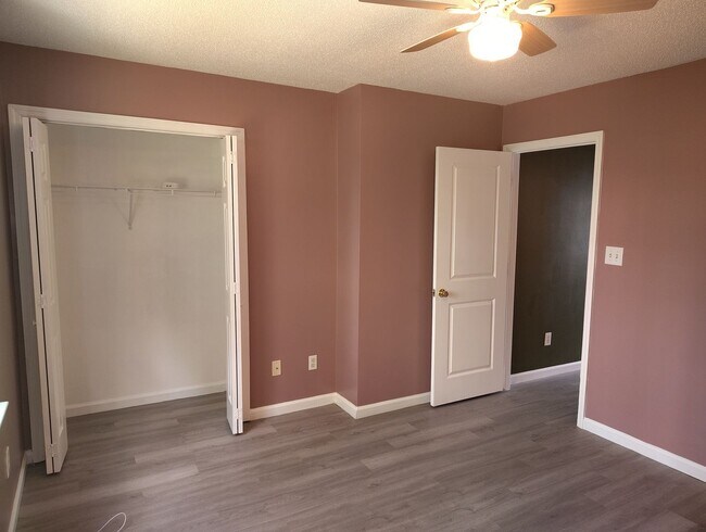 Building Photo - 995 W Pueblo Dr