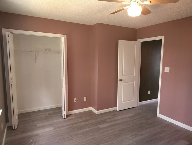 Building Photo - Cute Townhome