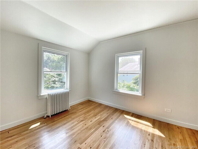 Building Photo - 251 Melville Dr