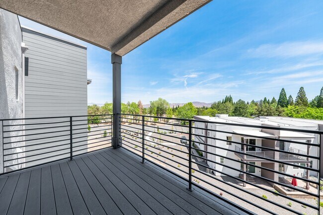 Building Photo - Immaculate New Build Just Steps from Laker...