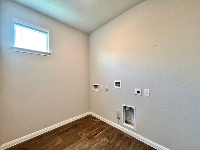 Building Photo - Bright and Spacious 4/BR 3/BA Home with Pr...