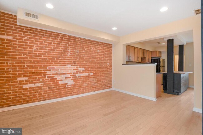 Building Photo - 1123 W Lombard St