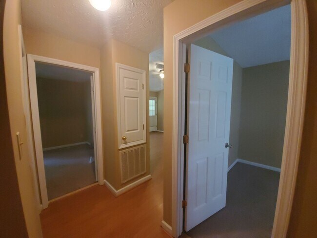 Building Photo - 5090 Summer Ridge Rd