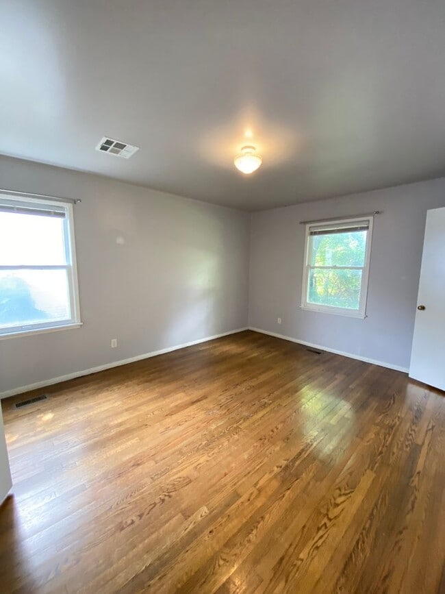 Building Photo - Cute 2 Bed 1 Bath in The Village