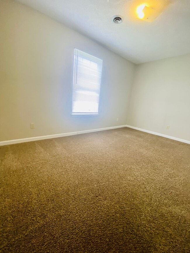 Building Photo - 3 Bed Home close to FT Campbell and I-24