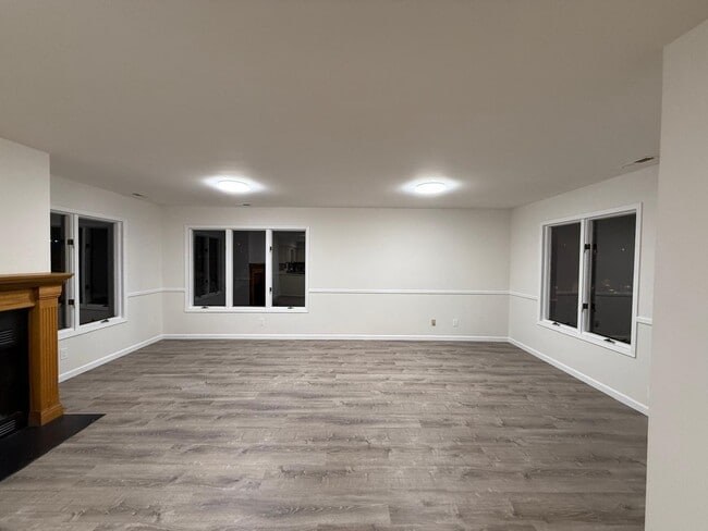 Building Photo - 700 10th St