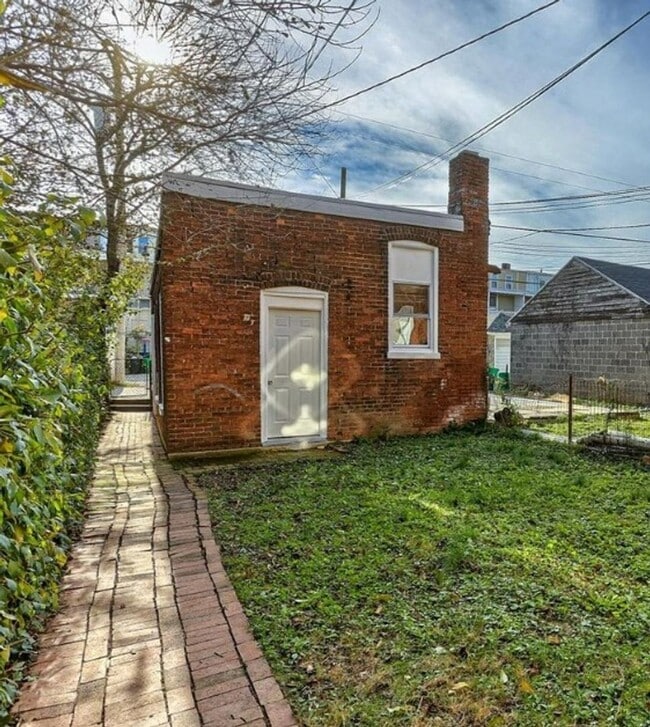 Building Photo - Coming Soon - Spacious 4 Bedroom, 1 Bath H...