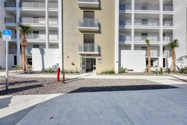 Building Photo - 1703 N Tamiami Trl