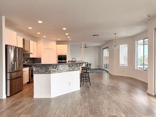 Building Photo - Northwest Valley 6 bdr  4400 sq ft  with RV parking, pool, covered patio -  all on a 1/2 acre lot!
