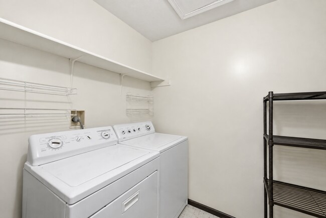 Building Photo - 10118 Oakton Terrace Rd