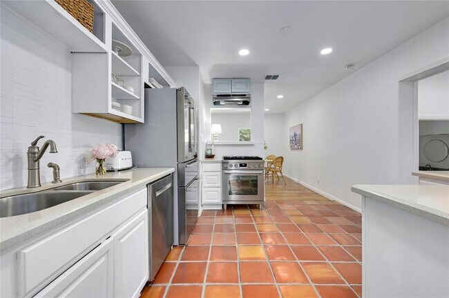 Building Photo - 406 W 55th St