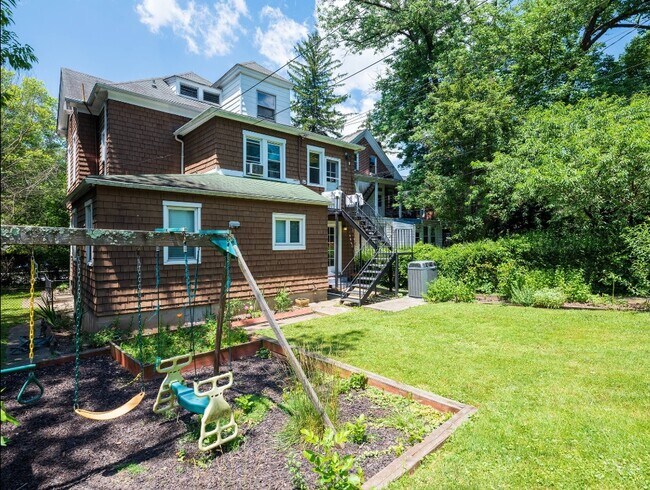 Building Photo - 5019 Roland Ave