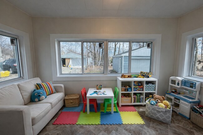 Building Photo - Charming Multi-Level Akron Home with Huge Living Room & Updated Siding