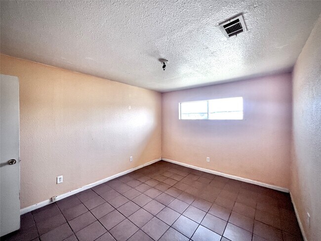 Building Photo - 6802 Sayers St