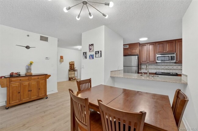 Building Photo - 25 Rockledge Ave