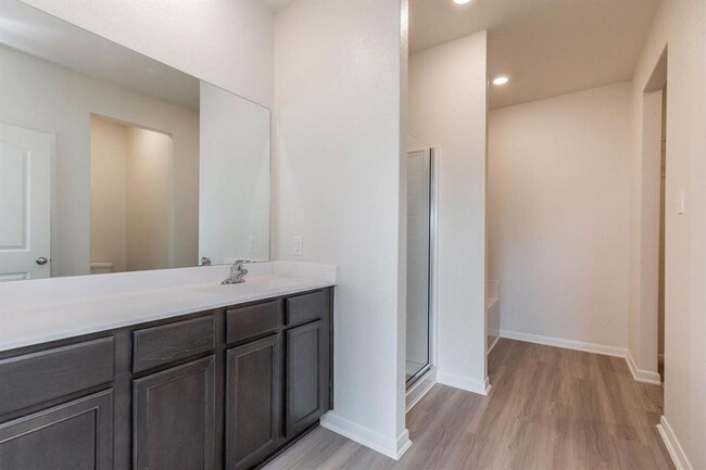 Building Photo - Spacious Brand New Home with 5 Bed/2.5 bat...