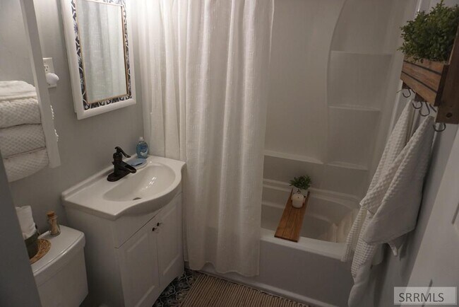 Building Photo - 613 Sykes Dr