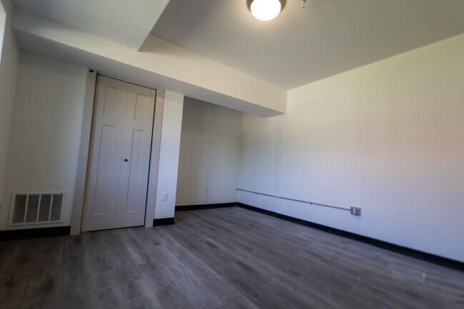 Building Photo - $1,450 / 2br - 560ft2 - RENOVATED 2BD, 1BA...