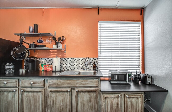 Building Photo - 2 Bd 2 Ba + Guest House with Fully Furnish...