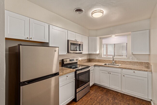 Building Photo - 1 Bed | 1 Bath -  Courtyard Style Unit