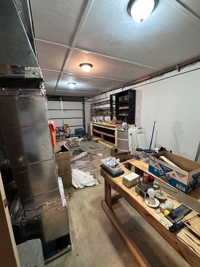 Building Photo - Maryville 37803 - 5 bedroom, 3 bath home - Contact Karen Robertson (865) 454-7626