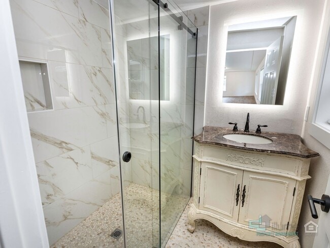 Building Photo - Beautifully Renovated furnished 3-Bedroom ...