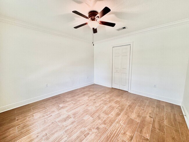 Building Photo - 5016 Five Frks Dr