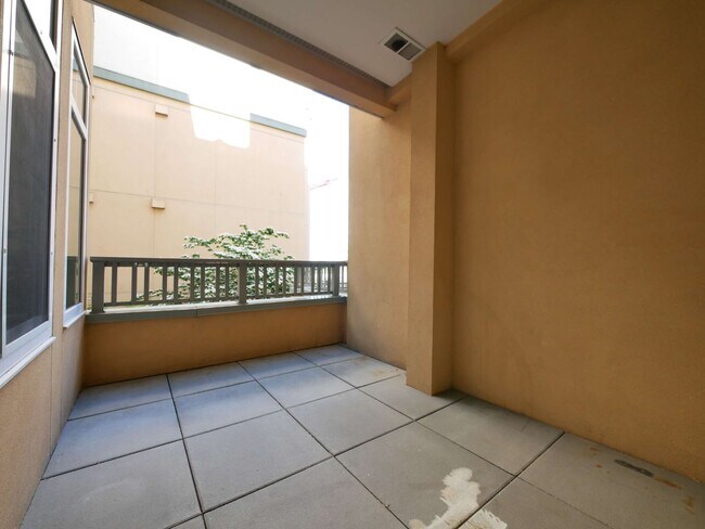 Building Photo - 1Bed 1Bath DT Kirkland Condo Available for...