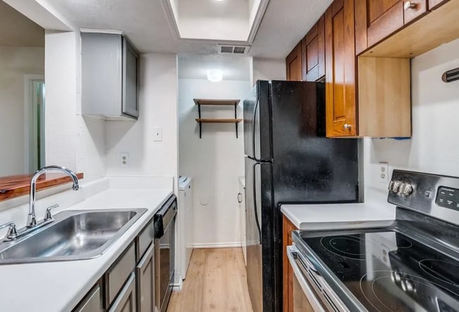 Building Photo - 5916 Gaston Ave