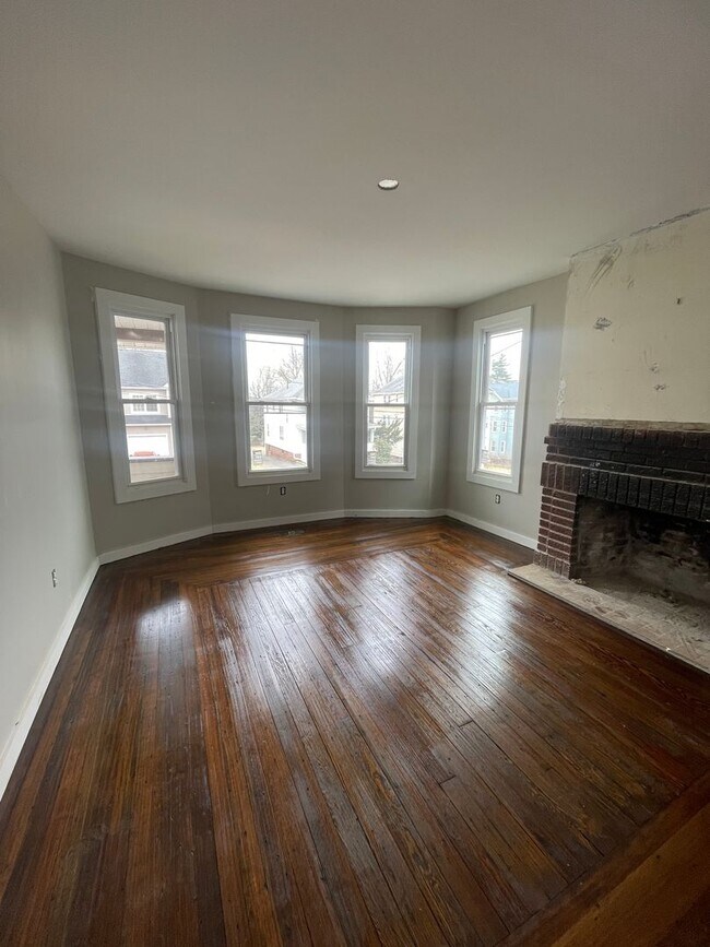 Building Photo - 45 Buell St