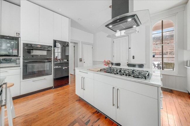 Building Photo - Historic, Character-Rich House - 3 Bed, 3 Bath (2 Full, 2 Half)