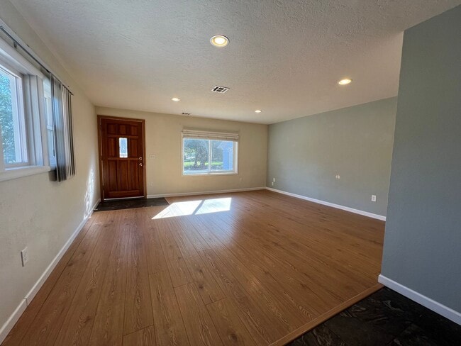 Building Photo - Centrally located one bedroom, one bath house | Available April