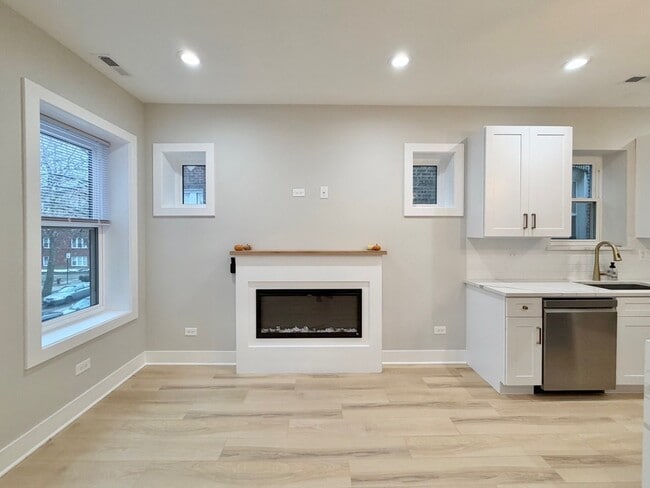 Building Photo - 4908 N Rockwell St