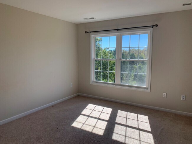 Building Photo - 4 Bedroom House in Madison Heights