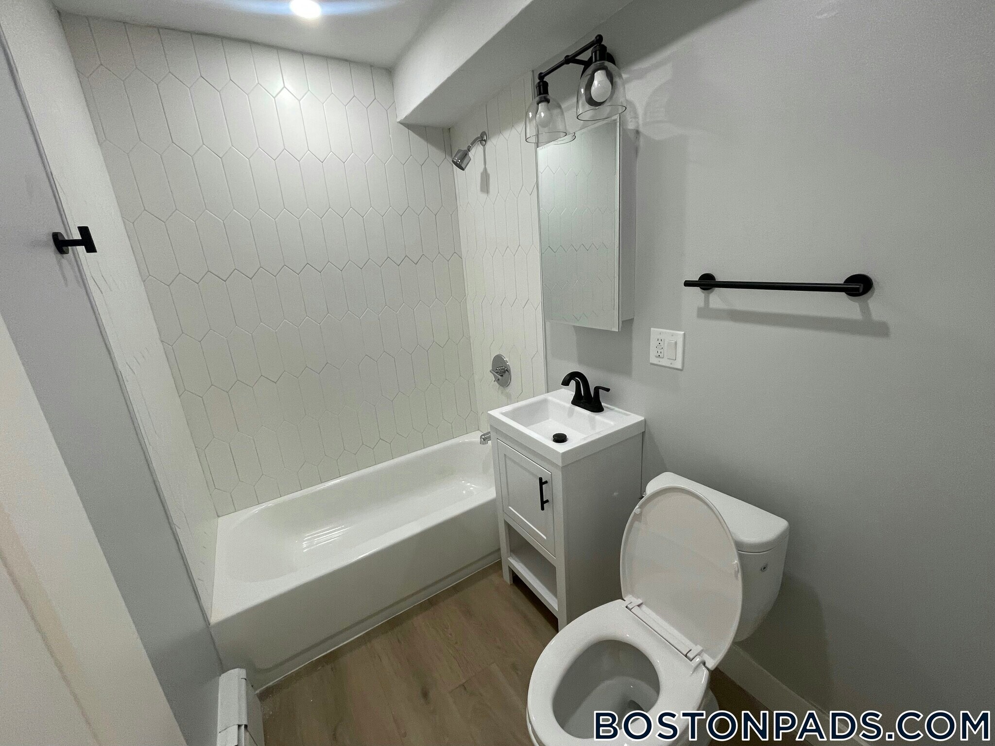 Building Photo - 741 E 6th St