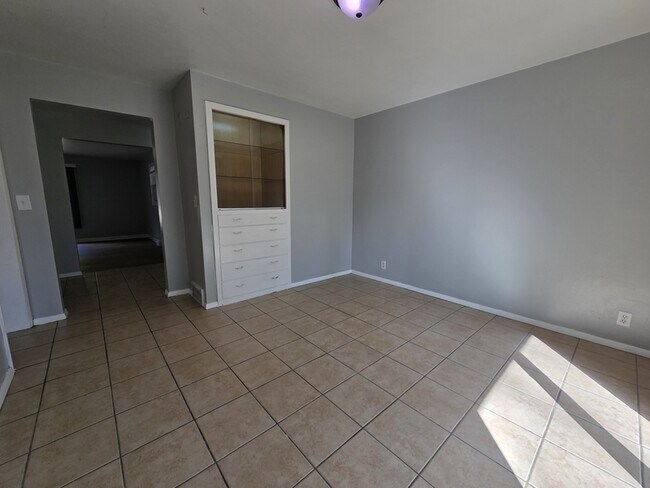 Building Photo - 2606 Southwood Dr