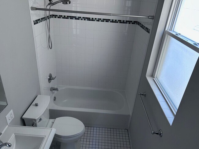 Building Photo - 1819 N Washtenaw Ave