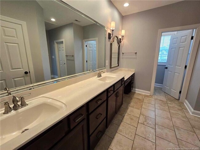 Building Photo - Rental in gated Gates Four!