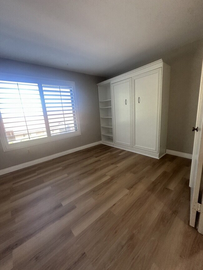 Building Photo - $3,400 - Charming Ground-Floor 2 Bed / 2 Bath Condo in Desirable Oaks North 55+ Community