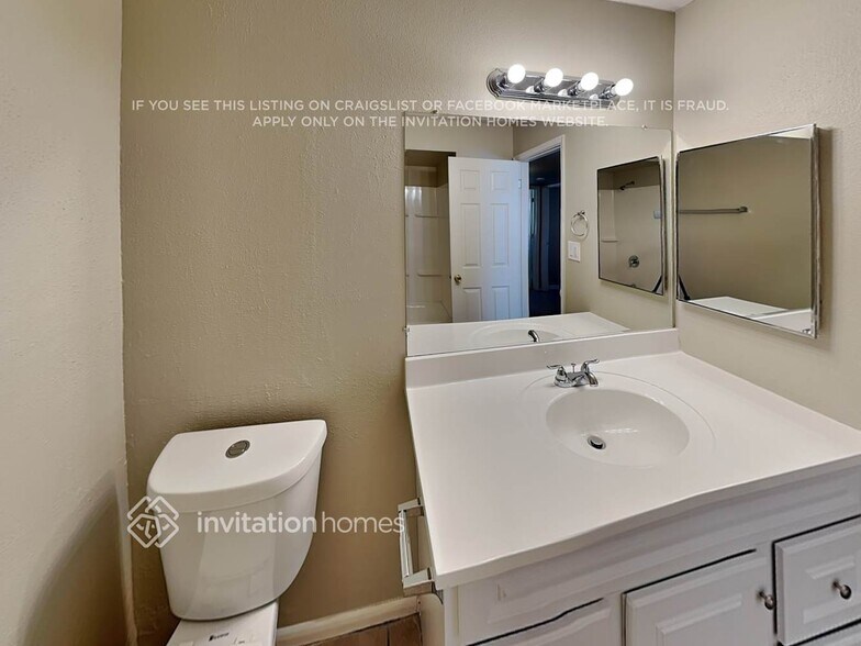 Building Photo - 2022 W Windrose Dr