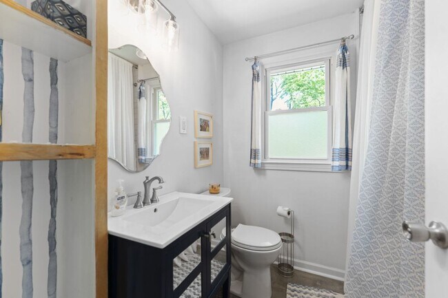 Building Photo - 3 Bedroom Furnished in Oldham County