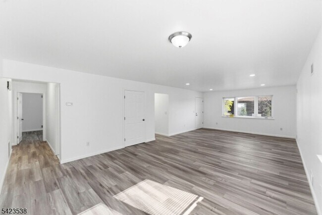 Building Photo - 23 Renaissance Dr