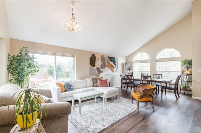 Building Photo - 6 Bedroom 3.5 Bathroom home with large yard and garage in Bellingham