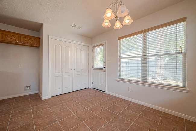 Building Photo - Spacious 3-Bedroom, 2-Bathroom Home with F...